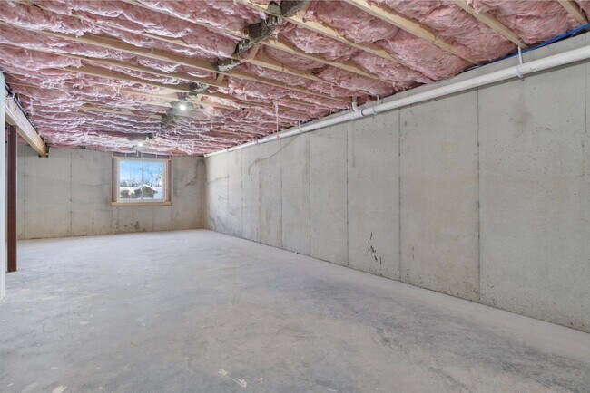 Building Photo - Move In Ready: Custom-built home