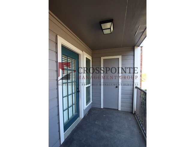 Building Photo - Tour Today: Downstairs 1 Bed 1 Bath Apartment!