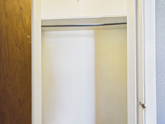 Building Photo - Charming rent ready duplex!