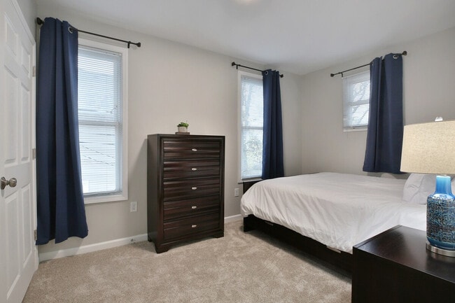 Building Photo - 137 E Tompkins St