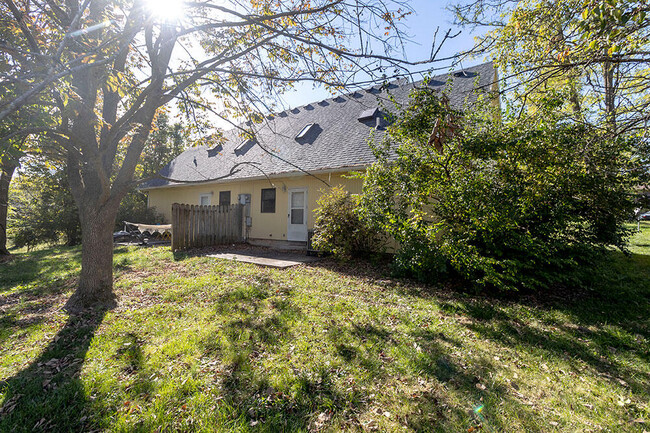 Building Photo - 1304 Millbrook Ct