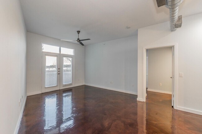Building Photo - T&P Downtown Condo!