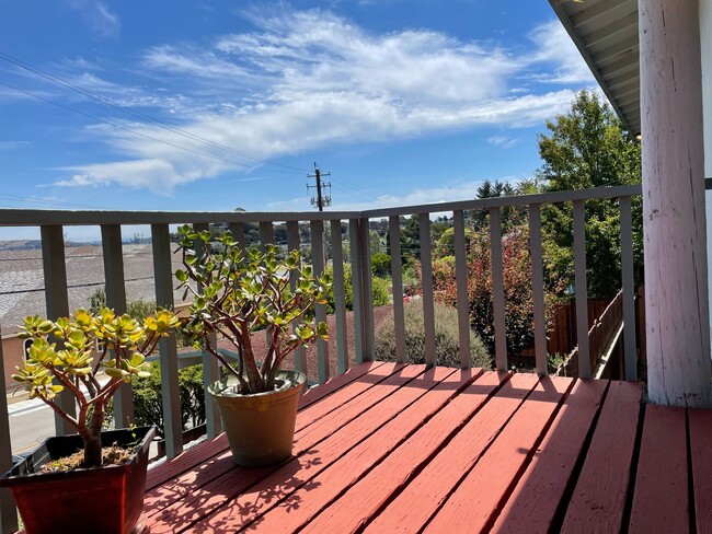 Building Photo - Gorgeous three bedroom two bathroom home with large backyard for rent!