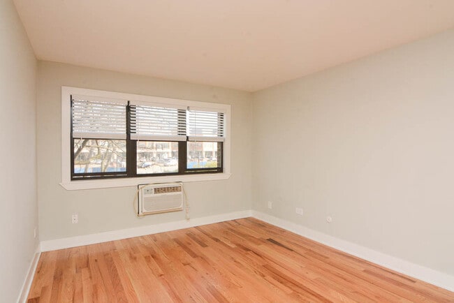 Building Photo - 696 Elm Pl