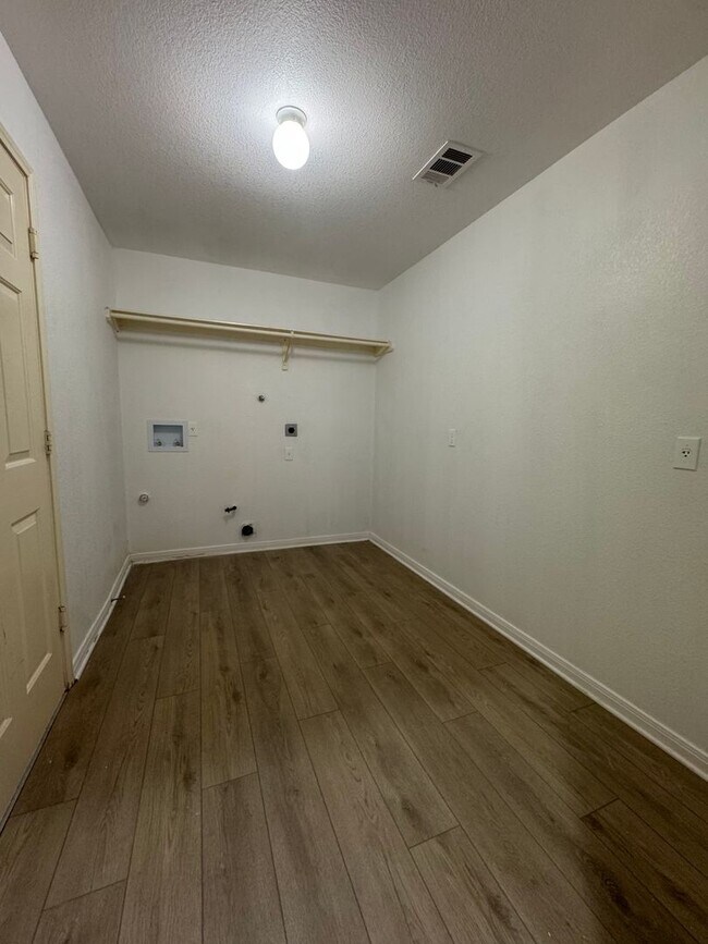 Building Photo - 610 Point Run Dr