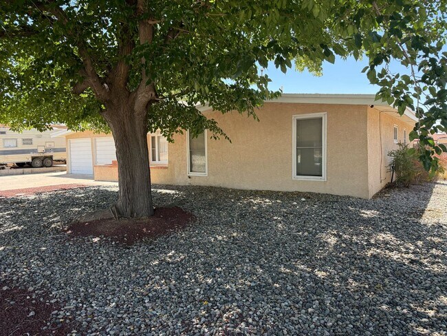 Building Photo - Charming 3 bedroom in NE Albuquerque. Osuna/San Pedro area near San Mateo. Refrigerated Air! 2 Ca...
