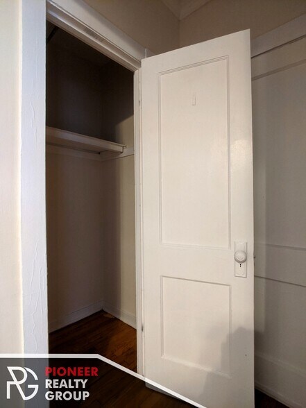 Building Photo - 951 W Cornelia Ave