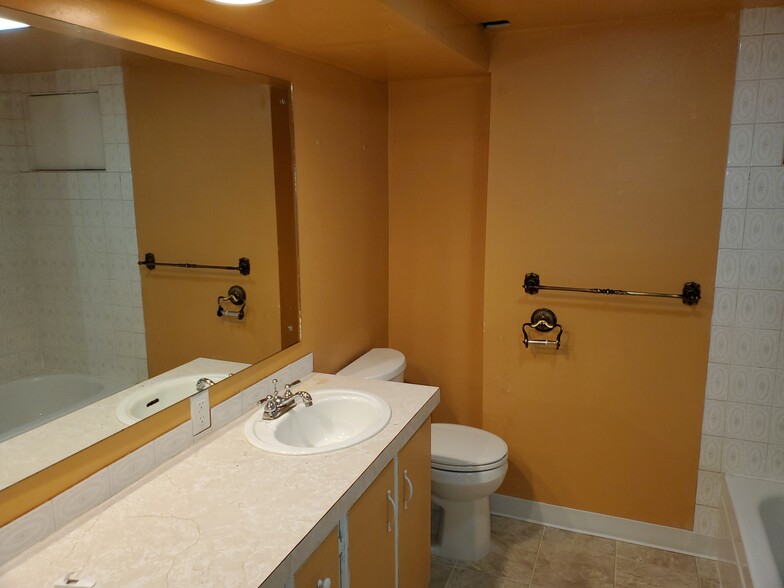 Building Photo - 403 W 25th Ave
