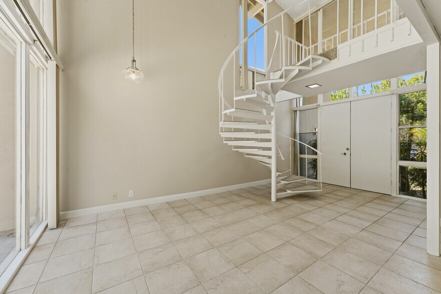 Building Photo - 4120 Del Mar Ave