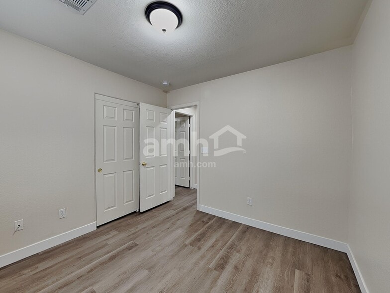 Building Photo - 3810 Shimmering Creek Ave