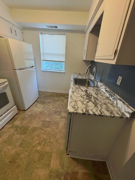 Kitchen - 727 Bartram Ave