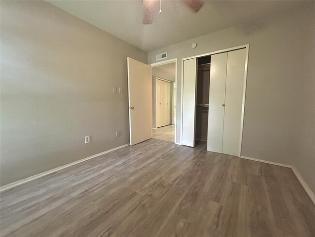 Building Photo - 711 Stonewall Dr