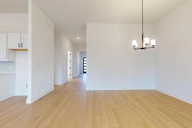 Building Photo - 1208 White Daisy Ln