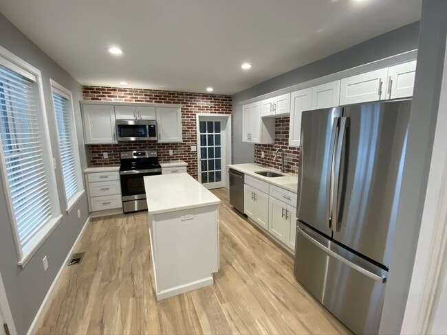 Building Photo - Awesome 3 bedroom 1.5 Bath Home in Emmaus