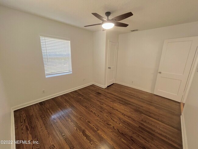 Building Photo - 2555 Myra St