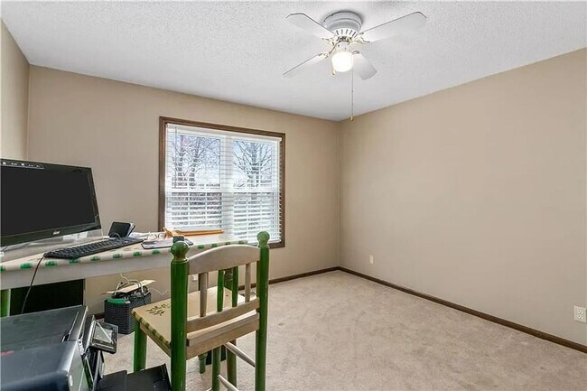 Building Photo - Huge Home in Raintree Lake!!!