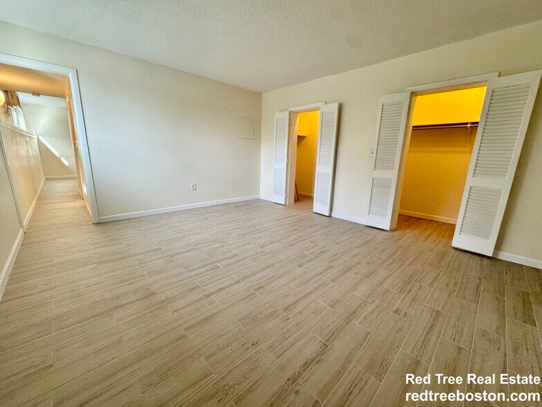 Building Photo - 172 River St