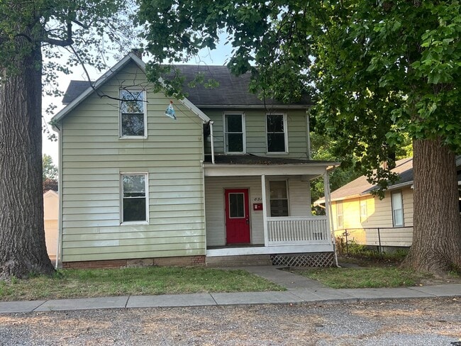 Primary Photo - Spacious 4 Bedroom 2 Full Bath Home across...