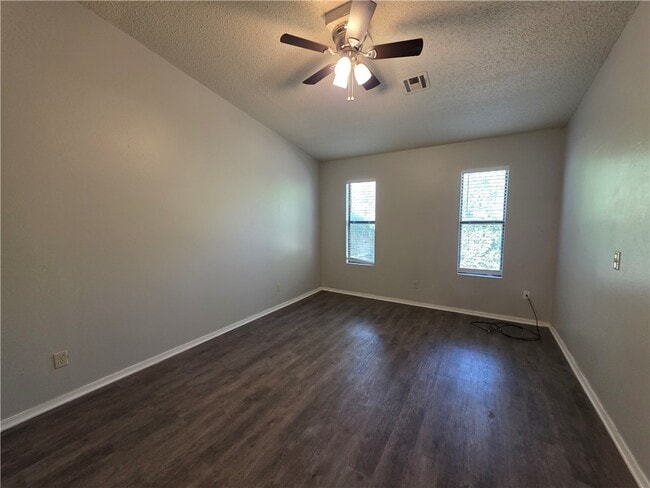 Building Photo - 1008 N Turtle Creek Dr