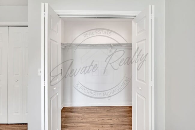 Building Photo - Spring Special (1/2 OFF 1st Month Rent): First Floor One Bedroom Updated Apartment with Laundry H...