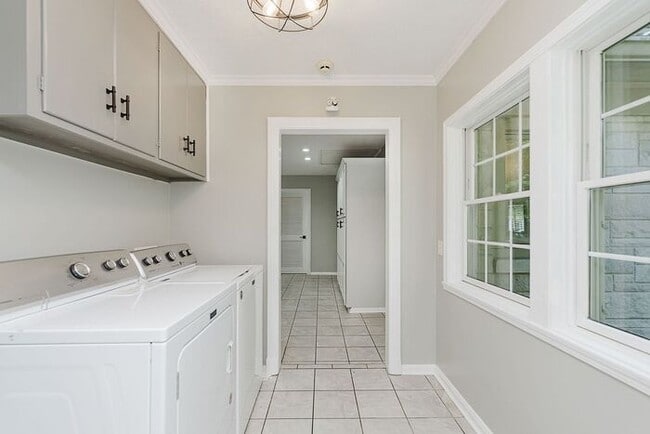 Building Photo - Elegant Updated Meridian-Kessler Home on E...