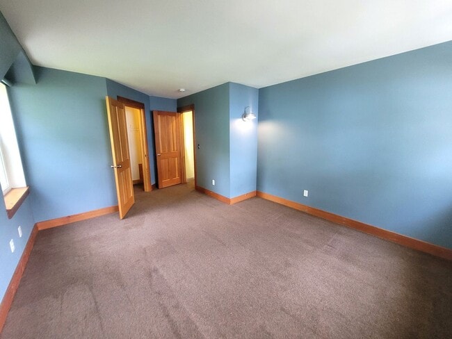Building Photo - Beautiful South Hill Home with Bay Views 3...