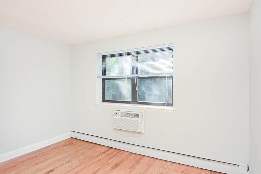 Building Photo - 515 W Briar Pl