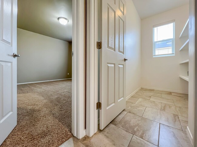 Building Photo - Modern 3 Bed 2 Bath Home - Pet Friendly!