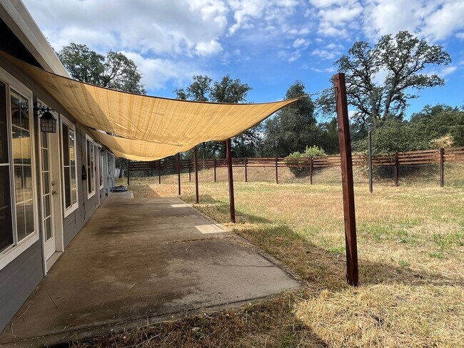Building Photo - Country Living in Ranchland Acres!