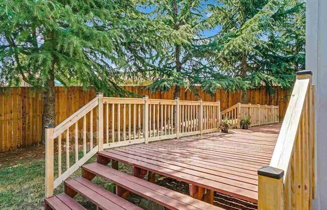 Building Photo - 332 NE Carmen Pl