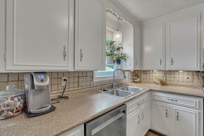 Building Photo - Charming 3-Bedroom Home in Savannah’s Parkside Neighborhood