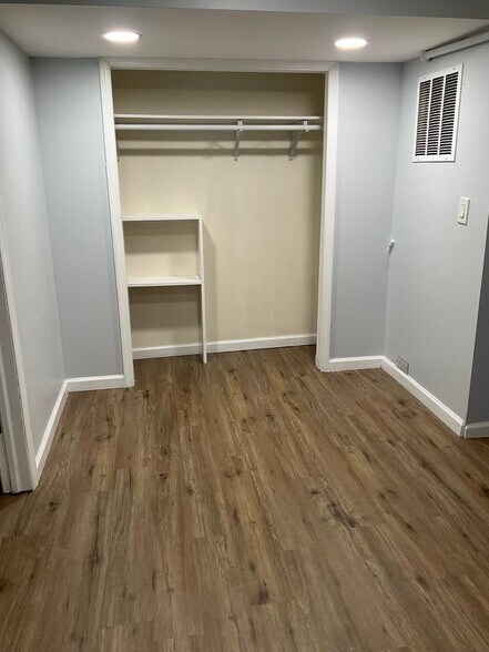 Building Photo - 132 Hallock Rd