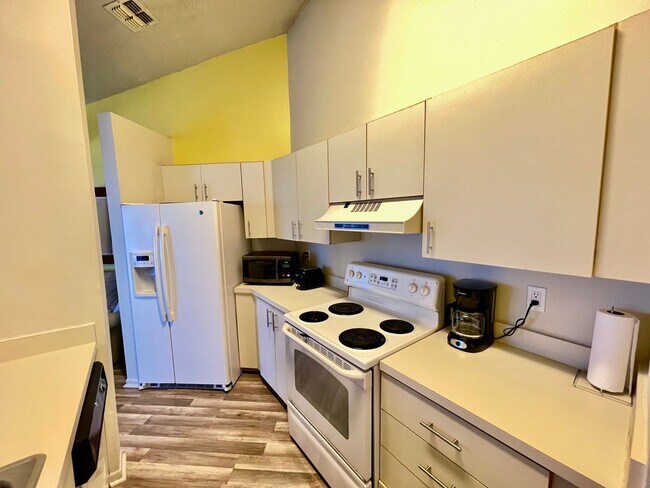 Building Photo - Charming 2 Bed, 2 Bath Condo in Gated Dock...