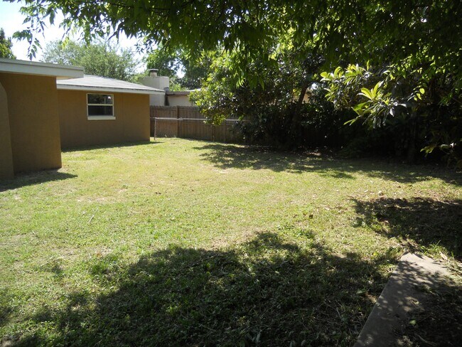 Building Photo - 1262 Essex Rd