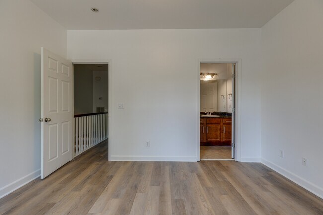 Building Photo - 816 Hillview Heights