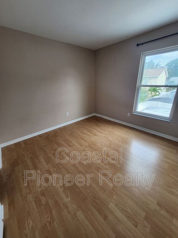 Building Photo - 10121 Sea spray Pl