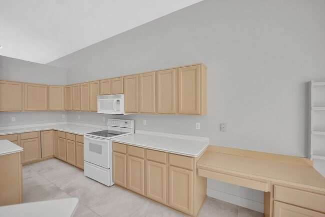 Building Photo - Spacious 4-bedroom, 3-car garage home feat...