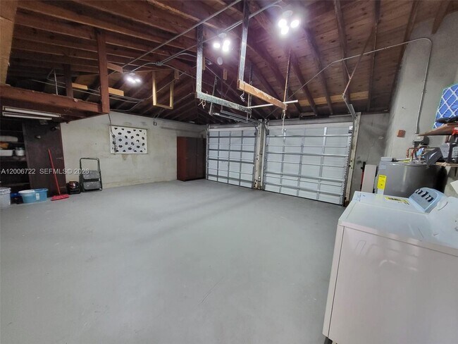 Building Photo - 825 Cremona Ave