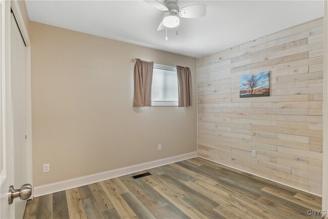 Building Photo - 13 E Edgewater Dr