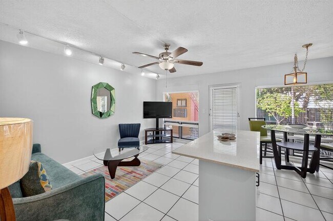 Building Photo - 2624 NE 30th Pl