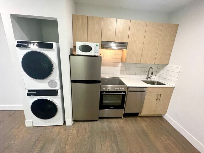 Building Photo - Newbury St Studio apartment on top floor with laundry in unit