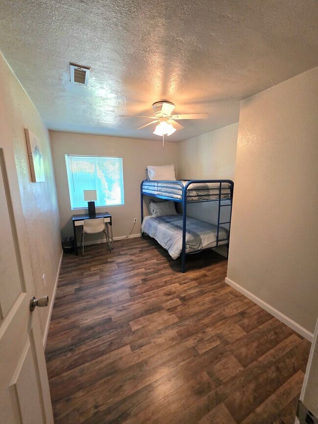 Building Photo - FURNISHED OR UNFURNISHED 5 BEDROOM 3 BATH HOME WITH POOL