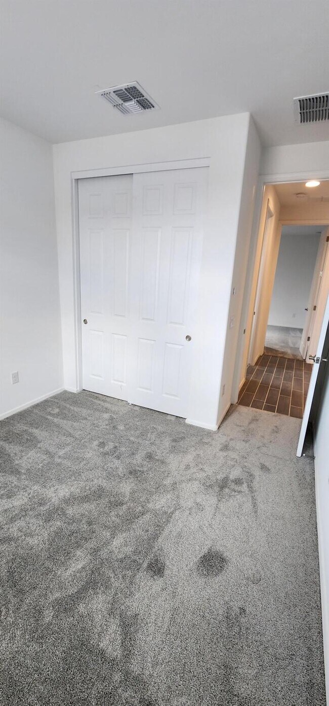 Building Photo - 7822 S Wolf Creek Dr