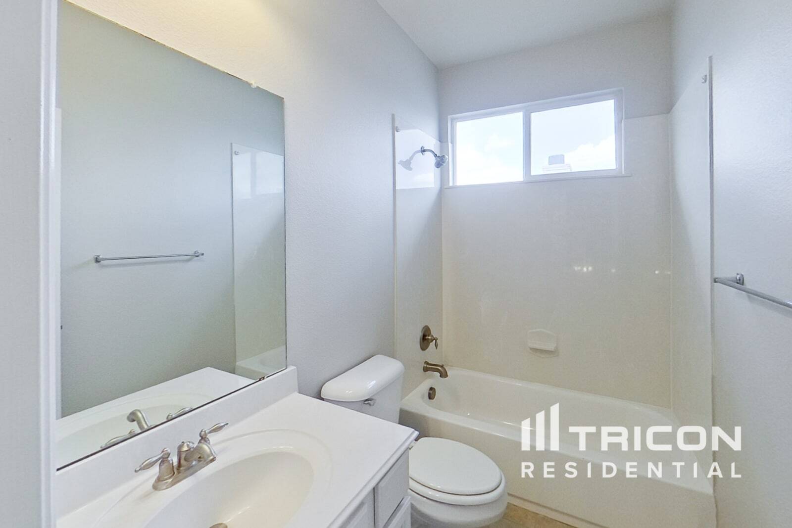 Building Photo - 15904 Alvarado Dr