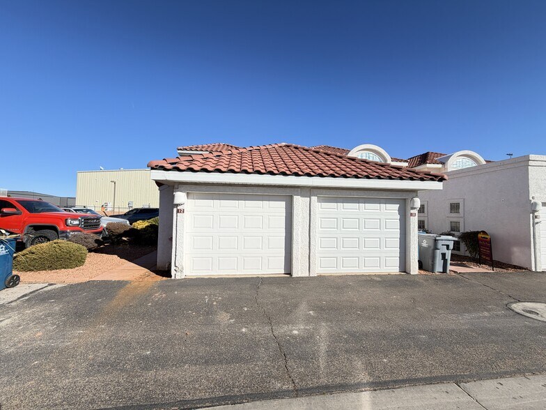 Building Photo - 1200 Glen Canyon Dr