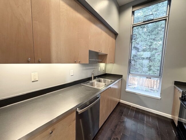 Building Photo - Wonderful Try-level condo near Pleasant Hill Bart-Iron Horse Ln. Walnut Creek