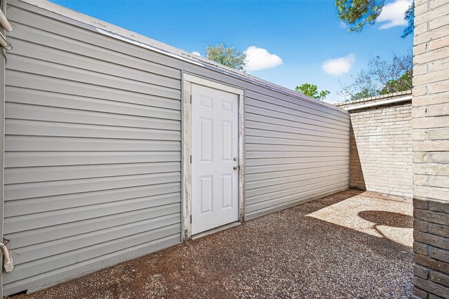 Building Photo - 10738 Briar Forest Dr