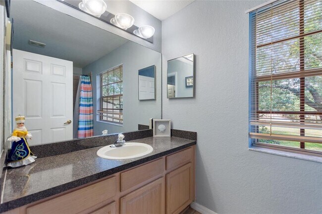 Building Photo - 546 Windsor Pl