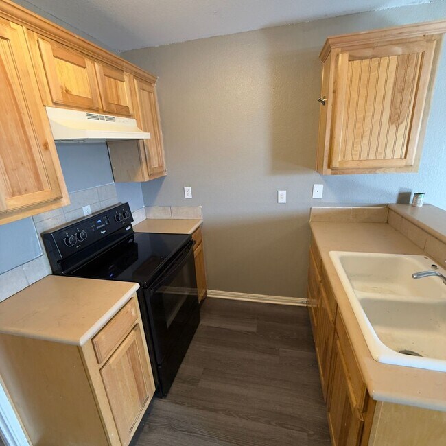 Building Photo - $500 Off 1st Full Month!* All Utilities In...