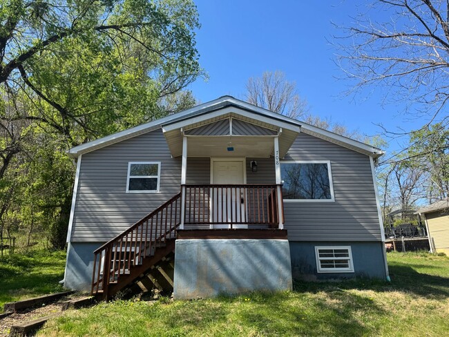 Building Photo - Cozy 2 Bedroom 1 Bathroom Home Nestled in ...